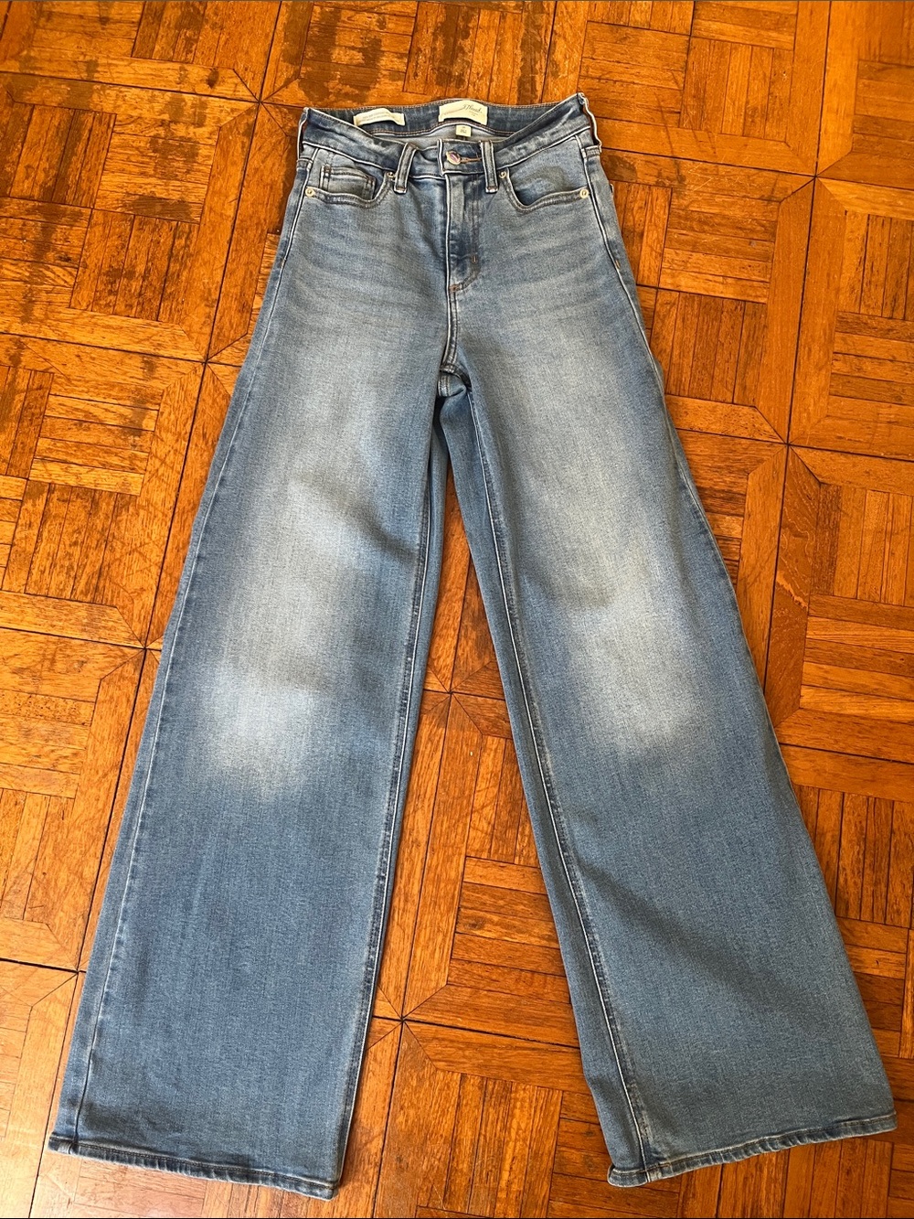 Universal Thread Women's Wide-Leg High-Rise Jeans in Light Blue